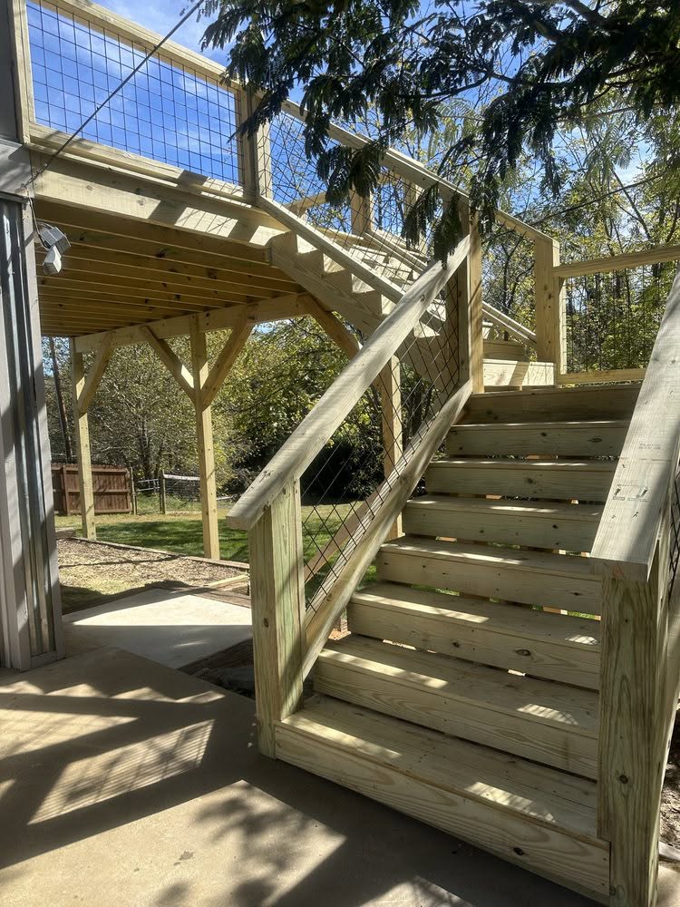 Hog-Wire Railing Deck