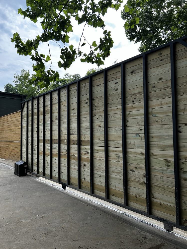 400ft Hidden Gate Fence